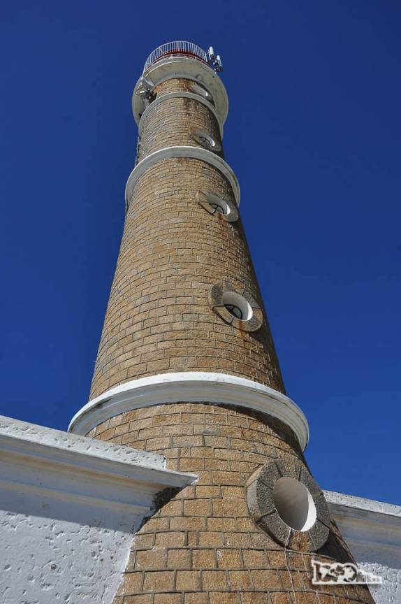 Visto de baixo, o farol de Cabo Polonio, no litoral do Uruguai